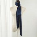 Dettaglio di una lunga sciarpa di raso blu navy annodata con eleganza attorno a un manichino - Blu Navy Profondo (LJ16-62)