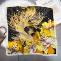 Seidenschal mit traditionellem Koi-Fisch- und Pfingstrosen-Muster auf schwarzem Satin - Schwarz Gelb Päonie Goldfisch (FJ530-2)