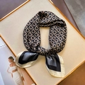 Dettaglio di un foulard di seta stampato con motivo monogramma su vassoio d'oro - 70x70cm / Lettera a Blocchi di Colore Nero Caffè (FJ534-1)