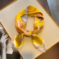 Dettaglio di un foulard in seta gialla con stampe floreali arancioni e texture in raso - Stile Rosa Giallo Brillante (FJ529-1)