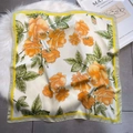 Dettaglio di sciarpa quadrata in seta con stampa di rose arancioni e trama satinata - Base Crema Fiore Arancione Bordo Verde (FJ529-2)