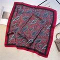 Dettaglio di un foulard in seta rosso e nero con motivo paisley su uno sfondo morbido - Rosso Vero Nero Contrasto (FJ537-7)
