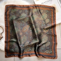 Dettaglio di un foulard in seta con stampa paisley vintage nei toni caramello e teal - Caramello Profondo Turchese (FJ537-1)