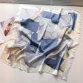 Nahaufnahme eines Seidentuchs mit geometrischen blauen und grauen Linien auf hellem Hintergrund - Blau Grau Beige Blöcke (FJ541-5)