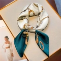 Elegante foulard in seta 70cm con stampa a catena in crema e verde scuro su vassoio oro - Verde Inchiostro & Crema