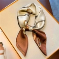 Foulard di seta con stampa a catena dorata e fibbie in pelle su sfondo beige neutro - Marrone Caramello & Crema