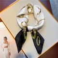 Foulard di seta retrò 70cm con stampa di catene dorate e fibbie in nero bianco e verde smeraldo - Nero Bianco & Verde