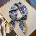 Dettaglio di un foulard in seta retrò a fiocco con stampa blu e bordo giallo - 70x70cm / Stile Tatuaggio Rosa Blu Navy (FJ553-1)