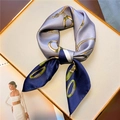 Dettaglio di un foulard di seta con motivi a catena dorata su un vassoio blu navy - Blu Notte & Lilla