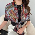 Dettaglio di un foulard in finta seta con motivi paisley annodato al collo da donna - Stile Motivo Patchwork Boho (FE55-1)