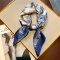 Detail eines eleganten 70-cm-Seiden-Quadrattuchs mit Vintage-Kettenprint und Satin-Finish - Navy Orange Vintage Kette (FJ545-4)