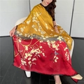 Dettaglio di uno scialle di lusso in seta con uccelli colorati e fiori di prugno - Stile Gabbia per Uccelli Prugna Giallo Rosso (FE59-1)