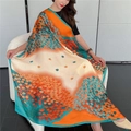 Dettaglio di una grande sciarpa di seta drappeggiata sul divano con trame e stampe vivaci - Stile Albero Naturale Beige Blu Arancio (FE64-1)