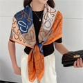 Scialle in seta con motivi monogramma blu scuro e arancio indossato da modella - Stile Stampa Anagramma Multicolore (FE65-1)