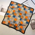 Foulard di seta 70cm a quadri con lettere dell'alfabeto in arancione e blu marino - Arancione Blu Navy Beige Plaid (FJ549-1)