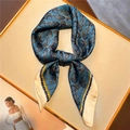 Luxuriöses 70cm Seidentuch mit Reitsport-Druck in Pfauenblau und Beige für Damen - Pfauenblau Reitersport Druck (FJ542-3)