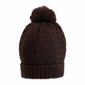 Primer plano del gorro de punto marrón oscuro con pompón grande y textura de ondas gruesas - café