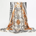 Carré de soie satiné aux motifs d'animaux et fleurs en orange vif et gris élégant - 90x90cm / Beige (FT187-3)