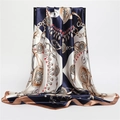 Détail du drapé d'un foulard en satin de soie avec chaînes dorées et motifs géométriques - 90x90cm / Marine Beige Multicolore (FT181-1)