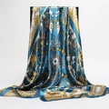 Détail d'un foulard en soie avec imprimé léopard et oiseaux en bleu marine et jaune - 90x90cm / Cyan (FT187-4)