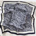 Elegante foulard in seta 70cm con motivo a H blu e bianco e design geometrico - Grigio Scuro