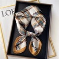 Élégant foulard en soie pied-de-poule jaune et vert présenté sur un plateau noir - Style Pied de Poule Patchwork Kaki (FJ490-1)