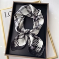 Gros plan sur l'écharpe en soie au motif pied-de-poule classique noir et blanc élégant - Style Pied de Poule Patchwork Noir et Blanc (FJ490-2)