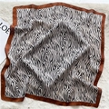 Carré de soie élégant motif zèbre avec bordure marron sur fond en peluche blanche - 70x70cm / Motif Zèbre Bordure Café (FJ486-1)
