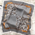 Foulard 70cm in seta con motivi pied-de-poule, paisley e design equestre vintage - 70x70cm / Beige (FJ491-1)