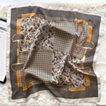 Dettaglio foulard di seta con motivi paisley e trama pied-de-poule su pelliccia - 70x70cm / Cachi (FJ491-2)