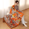 Vista dettagliata di un foulard in seta con architettura tradizionale cinese e motivi arancio - Gru Arancione Blu (FE32-2)