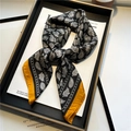 Détail d'un foulard en soie de luxe avec motif paisley et accents jaune moutarde - Style Patchwork Paisley Jaune (FJ412-6)