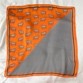 Detail van zijden sjaal met oranje paardenprint en zwarte zigzagpatronen - 70x70cm / Oranje Vitaliteit Paardensport (FJ422-1)