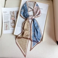 Détail d'un foulard en soie à motifs avec des fleurs et des pois en patchwork élégant - Patchwork Fleuri Bleu Brouillard Rose à Pois (LE-65)