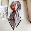 Gros plan d'un élégant foulard twilly en soie à imprimé floral sur tableau blanc - Marron à Pois Fleuri Rétro Bordure Noire (LE-66)