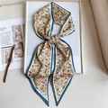 Détail d'un foulard étroit en soie à motif floral avec bordure bleue sur tissu beige - Jaune Gingembre Blanc Cassé Petit Fleuri Bordure Bleu Foncé (LE-68)