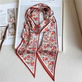 Détail d'un foulard étroit en soie à fleurs rouges avec une montre et un cadre chic - Rouge Bleu Violet Fleuri Bordure Rouge (LE-69)