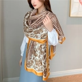 Dettaglio di sciarpa in finta seta con pied-de-poule marrone e motivi paisley - Bordo Giallo