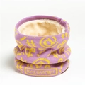Dettaglio dello scaldacollo in maglia viola con lettere gialle e fodera in pile beige - Viola