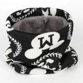 Détail du cache-col en tricot avec motif 'W' noir et blanc et doublure polaire grise épaisse - Style Lettre W Noir Blanc (WB21-1)