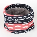 Détail d'un tour de cou d'hiver montrant la doublure polaire et le tricot à motifs - Style Géométrique Rouge Blanc Bleu (WB21-5)