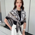 Elegante scialle di seta bianco e nero con motivi a piume e catene indossato con nodo - Stile Catena Piuma Bianco Nero (FE5-2)