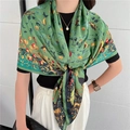 Elegante sciarpa di seta verde con stampe cinesi di fiori e uccelli su una modella - Stile Cinese Verde Fiori Uccelli (FE27-2)