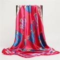 Elegante foulard di seta quadrato con motivo a catena su sfondo rosa vivace per signora - 90*90cm / Rosa Rossa