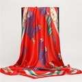 Sciarpa lussuosa in raso rosso con catene d'oro e motivi equestri per signora - 90*90cm / Rosso