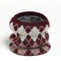 Dettaglio dello scaldacollo a maglia argyle con filo dorato e fodera in peluche - 23x21cm / Borgogna