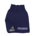Dettaglio dello scaldacollo in maglia blu scuro con fodera in pile e logo ricamato - Blu Notte
