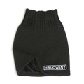 Dettaglio dello scaldacollo in maglia nera con fodera in pile spesso e logo ricamato - Nero