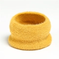 Primer plano del calentador de cuello de mohair amarillo jengibre con tejido suave - Amarillo