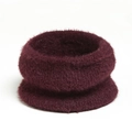 Detalle de un calentador de cuello burdeos de mohair suave con textura de felpa esponjosa - Burdeos